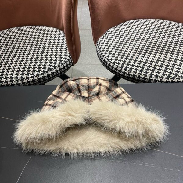 photo_2025-12-23_06-30-08 Шапка с мехом Burberry