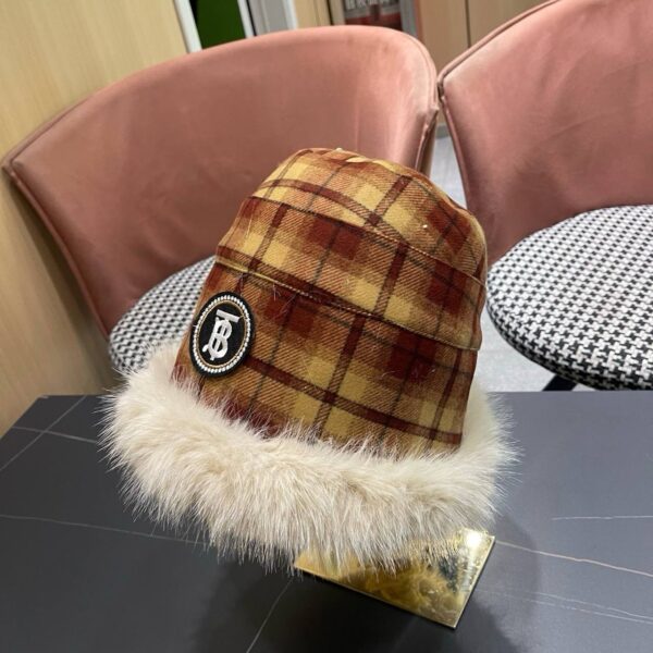 Шапка с мехом Burberry