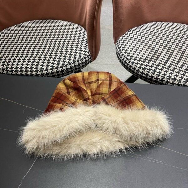 Шапка с мехом Burberry