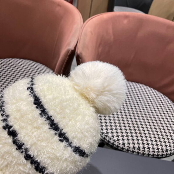 Шапка шерстяная с завязками Chanel