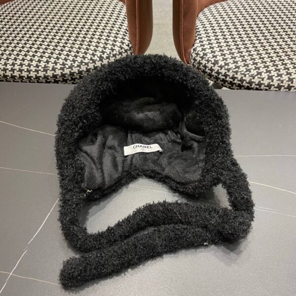 Шапка шерстяная с завязками Chanel