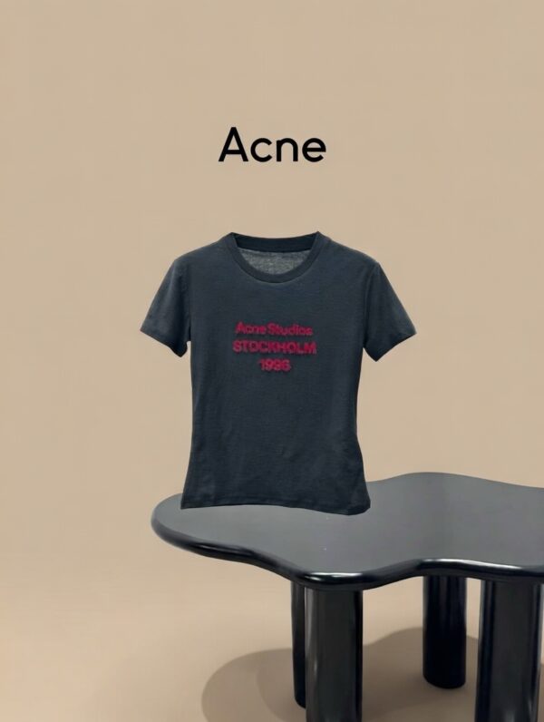 Футболка Acne