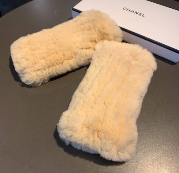 Перчатки-митенки меховые Chanel