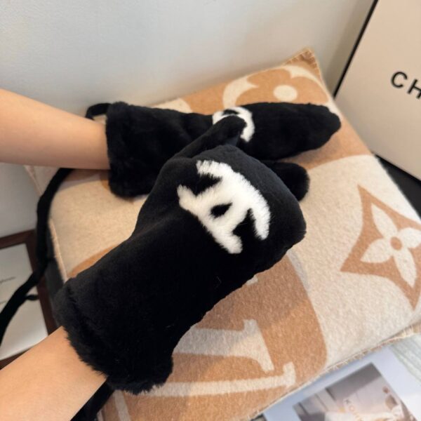 Варежки Chanel