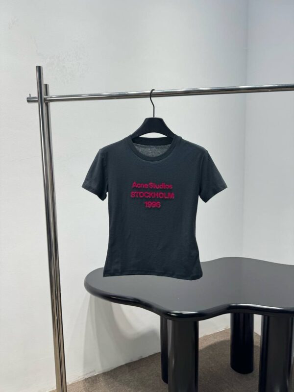 Футболка Acne