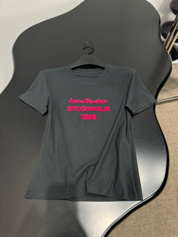 Футболка Acne