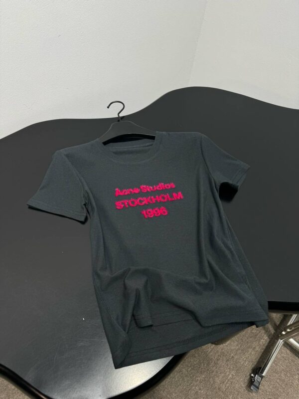 Футболка Acne