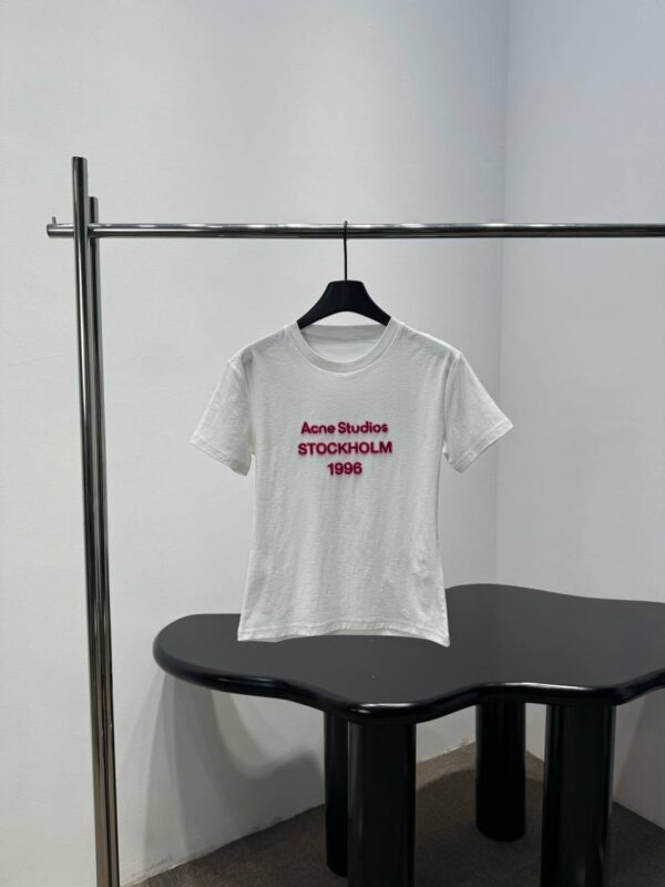 Футболка Acne